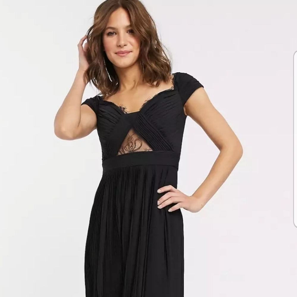 Goegeous Black Dress with Lace and Pleat detailing 💃🏼